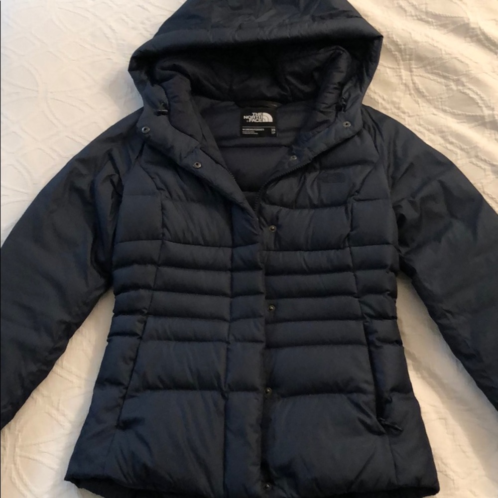 Short North Face puffer